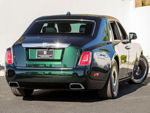 Dark Emerald 2023 Rolls-Royce Phantom