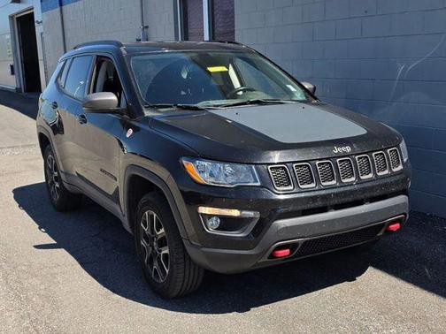 Diamond Black Crystal Pearlcoat 2019 Jeep Compass Trailhawk