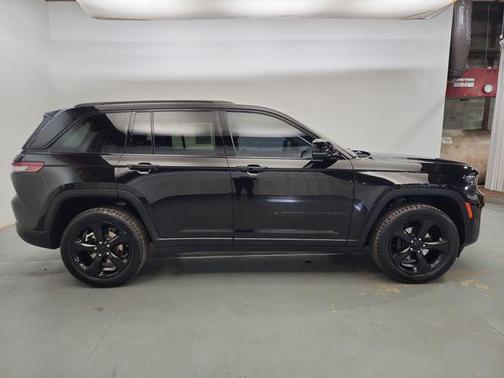 2022 Jeep Grand Cherokee Altitude
