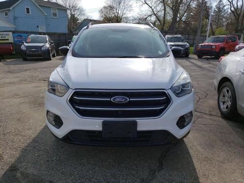 Photo 3 of 5 of 2017 Ford Escape SE