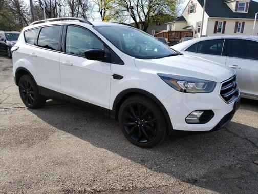 Photo 2 of 5 of 2017 Ford Escape SE