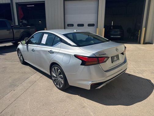 Brilliant Silver Metallic 2023 Nissan Altima 2.5 SL