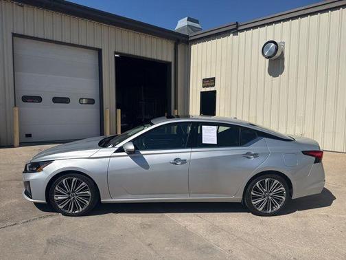 Brilliant Silver Metallic 2023 Nissan Altima 2.5 SL