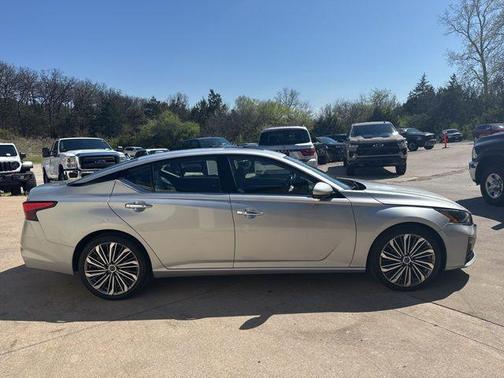 Brilliant Silver Metallic 2023 Nissan Altima 2.5 SL