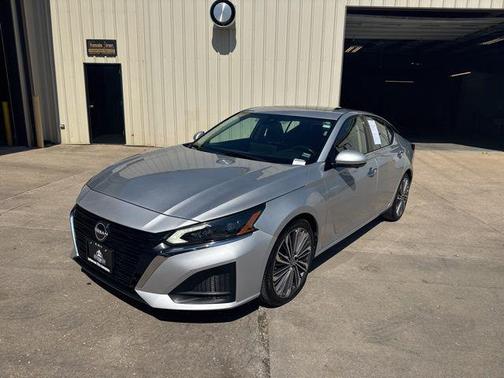 Brilliant Silver Metallic 2023 Nissan Altima 2.5 SL