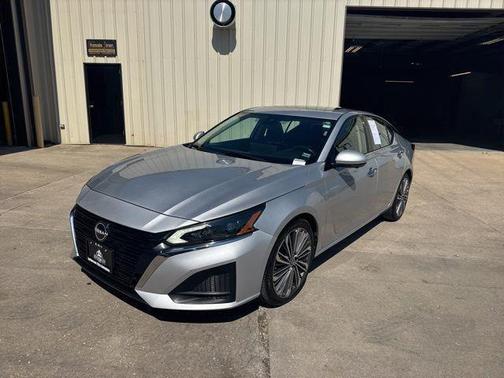 Brilliant Silver Metallic 2023 Nissan Altima 2.5 SL