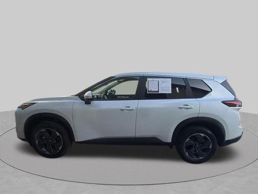 Everest White Pearl 2025 Nissan Rogue SV