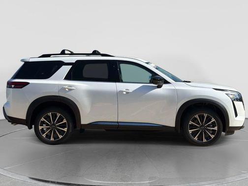 Everest White Pearl Tricoat 2026 Nissan Pathfinder Platinum