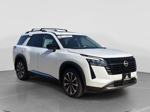 Everest White Pearl Tricoat 2026 Nissan Pathfinder Platinum