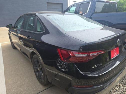 Deep Black 2022 Volkswagen Jetta 1.5T SE