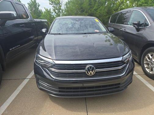 Deep Black 2022 Volkswagen Jetta 1.5T SE