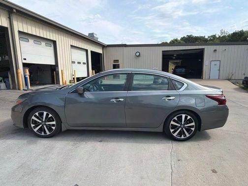 Gun Metallic 2017 Nissan Altima 2.5 SR