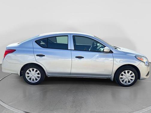 Brilliant Silver Metallic 2018 Nissan Versa 1.6 S