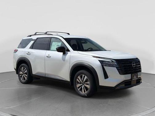 Everest White Pearl Tricoat 2026 Nissan Pathfinder SL