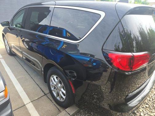 Brilliant Black Crystal Pearlcoat 2023 Chrysler Voyager LX