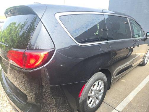 Brilliant Black Crystal Pearlcoat 2023 Chrysler Voyager LX