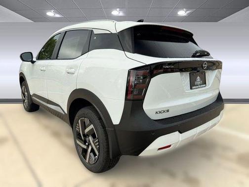 Aspen White Tricoat 2026 Nissan Kicks SV