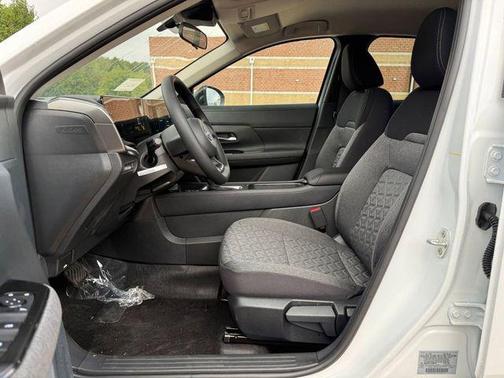 Aspen White Tricoat 2026 Nissan Kicks SV