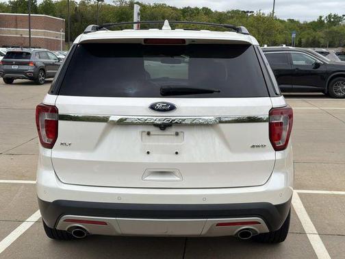 White Platinum Clearcoat Metallic 2017 Ford Explorer XLT