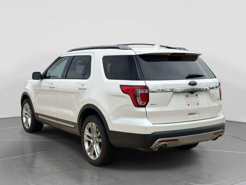 White Platinum Clearcoat Metallic 2017 Ford Explorer XLT