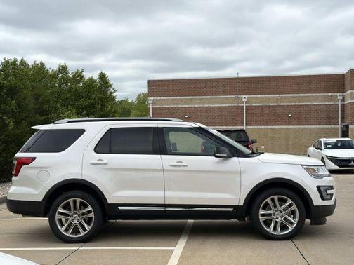 White Platinum Clearcoat Metallic 2017 Ford Explorer XLT