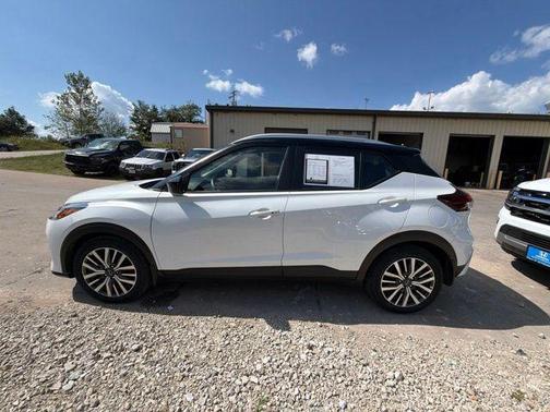 Aspen White Tricoat/Super Black 2023 Nissan Kicks SV