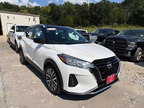 Aspen White Tricoat/Super Black 2023 Nissan Kicks SV