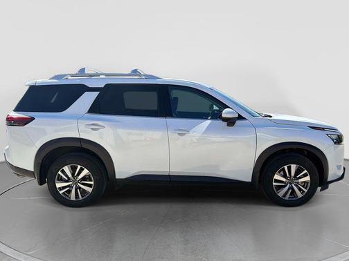 Everest White Pearl Tricoat 2025 Nissan Pathfinder SL 4WD