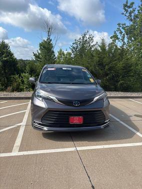 Predawn Gray Mica 2024 Toyota Sienna XLE