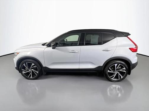 2022 Volvo XC40 T5 R-Design