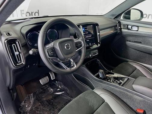 2022 Volvo XC40 T5 R-Design