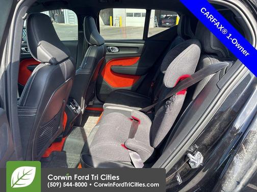 Onyx Black Metallic 2021 Volvo XC40 T5 R-Design