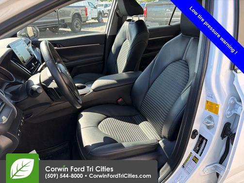 Wind Chill Pearl/Midnight Black Metallic 2024 Toyota Camry SE