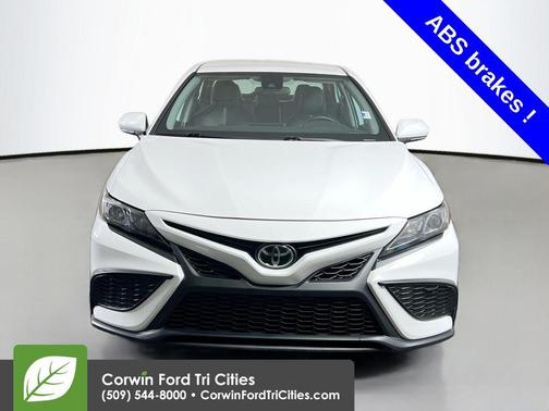 Wind Chill Pearl/Midnight Black Metallic 2024 Toyota Camry SE