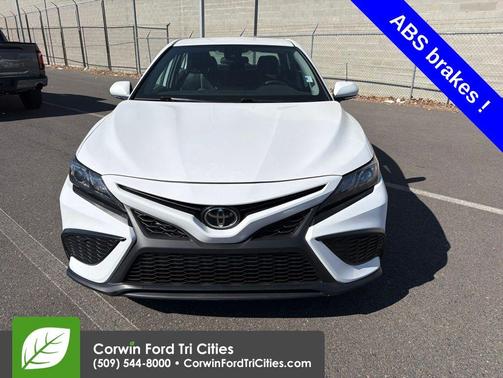Wind Chill Pearl/Midnight Black Metallic 2024 Toyota Camry SE