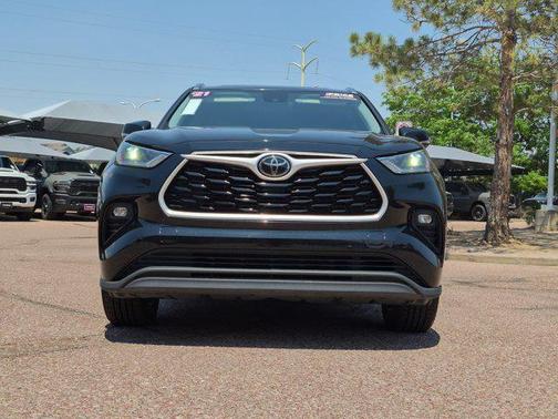 Midnight Black Metallic 2021 Toyota Highlander XLE