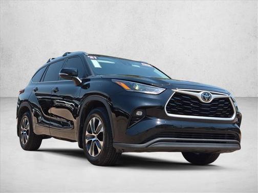 Midnight Black Metallic 2021 Toyota Highlander XLE