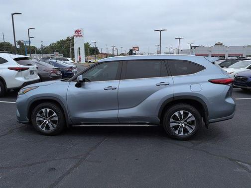 Moon Dust 2023 Toyota Highlander XLE