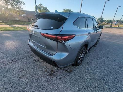 Moon Dust 2023 Toyota Highlander XLE