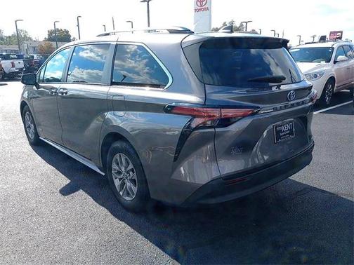 2021 Toyota Sienna XLE 8 Passenger