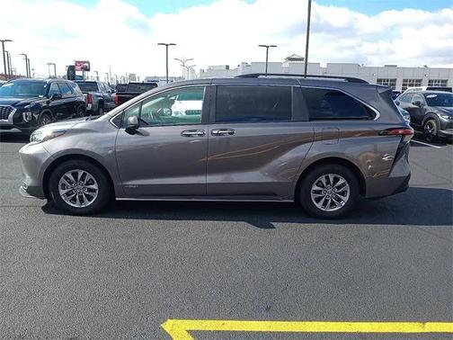 2021 Toyota Sienna XLE 8 Passenger