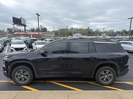 Mosaic Black 2025 Chevrolet Traverse LT