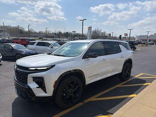 Iridescent Pearl Tricoat 2025 Chevrolet Traverse RS