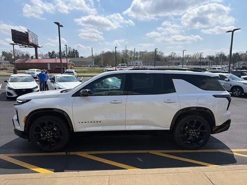 Iridescent Pearl Tricoat 2025 Chevrolet Traverse RS