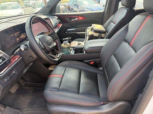 Iridescent Pearl Tricoat 2025 Chevrolet Traverse RS