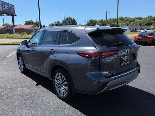 Magnetic Gray Metallic 2022 Toyota Highlander Platinum