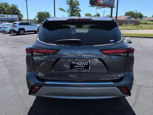 Magnetic Gray Metallic 2022 Toyota Highlander Platinum