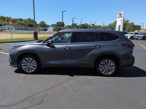 Magnetic Gray Metallic 2022 Toyota Highlander Platinum