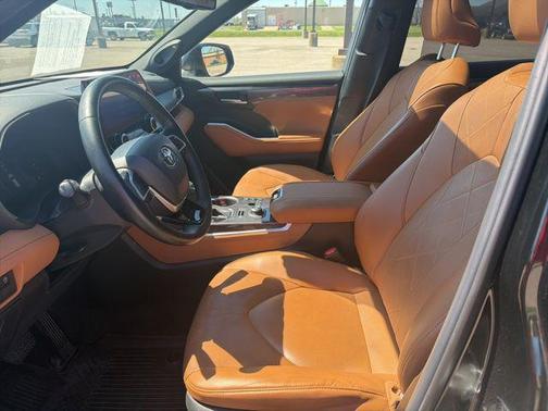 Midnight Black 2023 Toyota Highlander Platinum