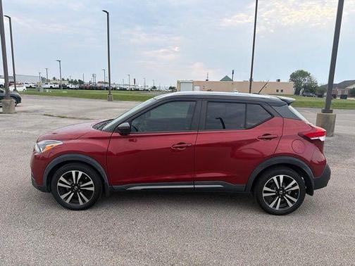 Cayenne Red/Super Black 2019 Nissan Kicks SR